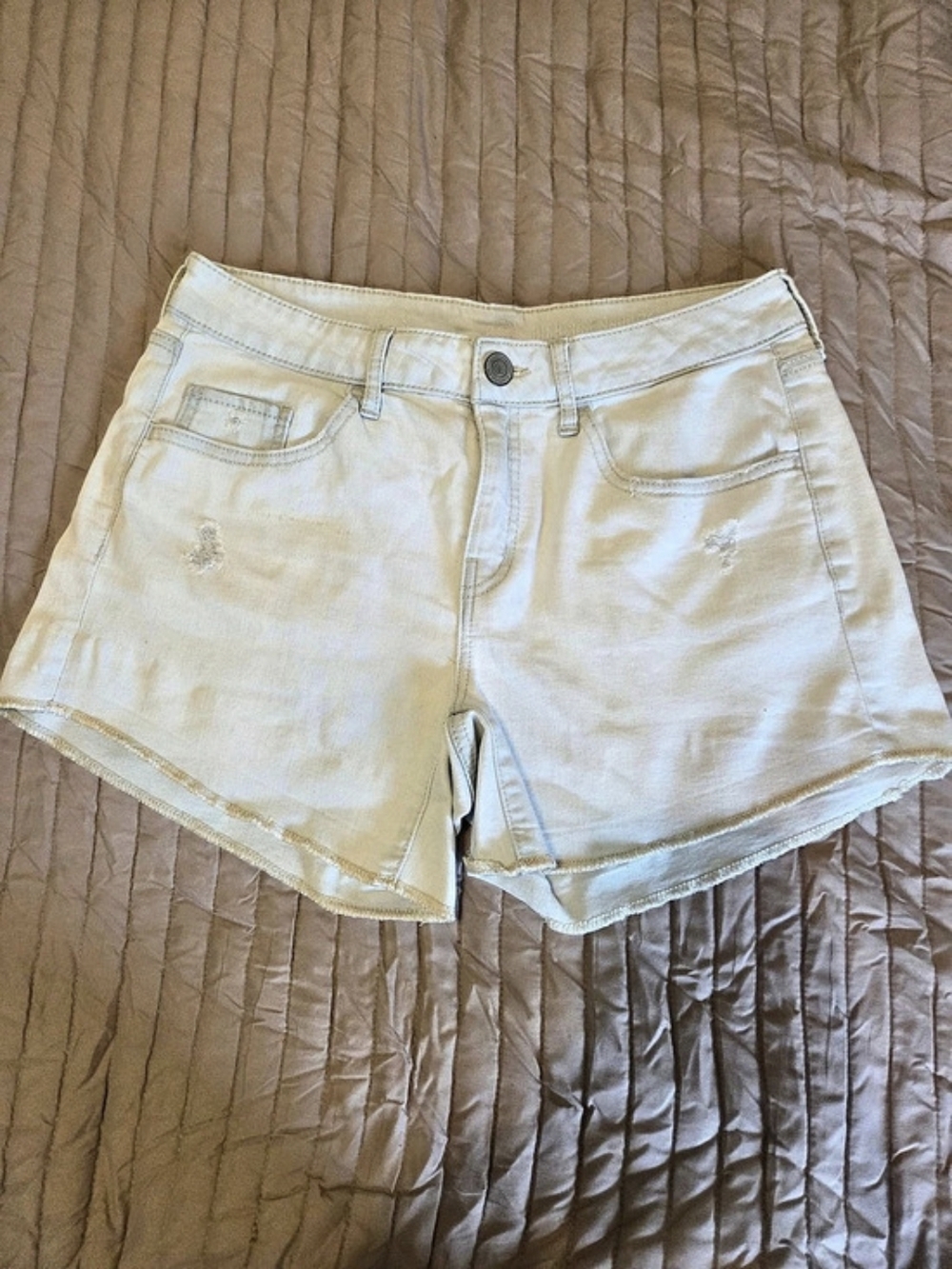SO High Rise Denim Shortie Shorts Distressed Jean Shorts in White ( P20)
